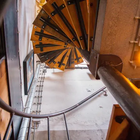 Daire Goudse Watertoren, 't Kleinste Woontorentje Nederland Gouda